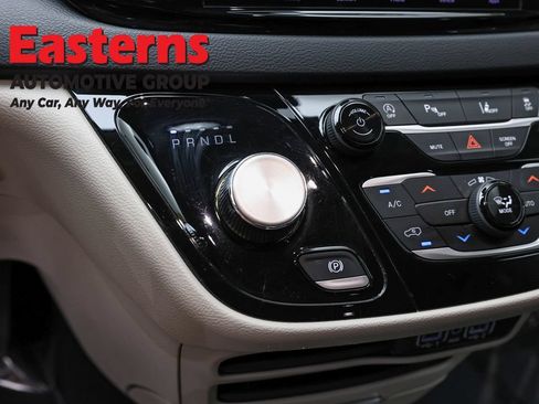 Used 2023 Chrysler Pacifica Touring-L FWD image 13
