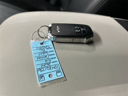 Used 2024 Kia Carnival LX image 12