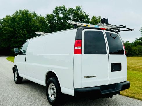 Used 2017 Chevrolet Express 2500 RWD image 3