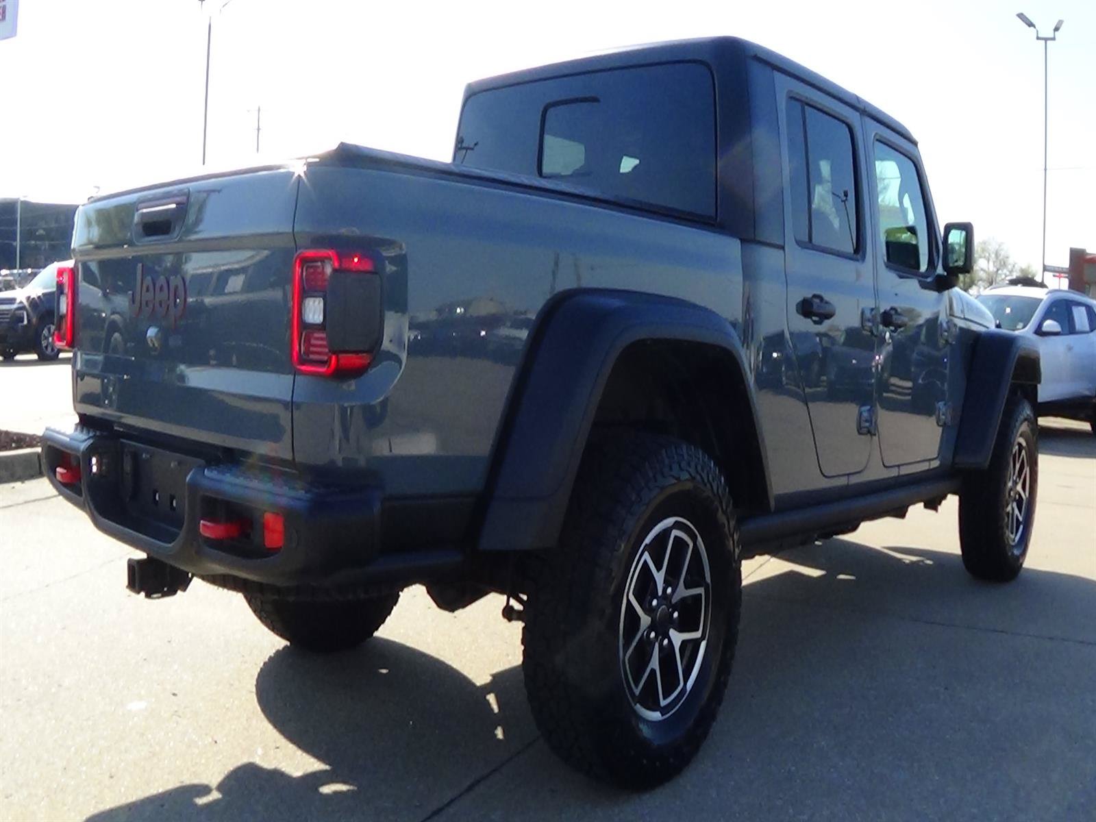 Used 2024 Jeep Gladiator Rubicon w/ Technology Group AWD/4WD image 6