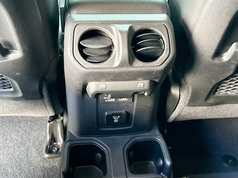 Used 2021 Jeep Wrangler Unlimited Rubicon AWD/4WD image 18