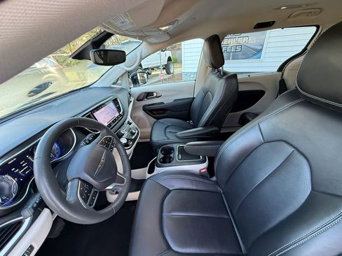 Used 2024 Chrysler Pacifica Touring-L FWD image 10