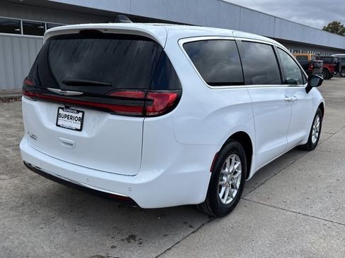 New 2026 Chrysler Pacifica Select image 3