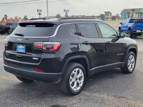 Used 2025 Jeep Compass Latitude AWD/4WD image 5