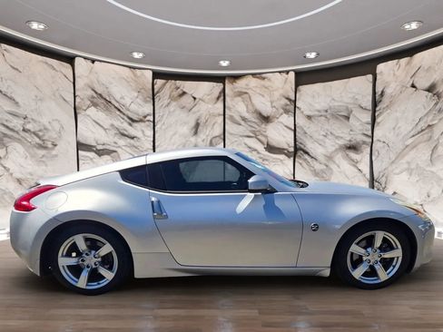 Used 2011 Nissan 370Z Coupe image 4