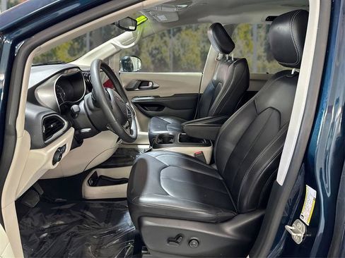 Used 2024 Chrysler Pacifica Touring-L FWD image 9