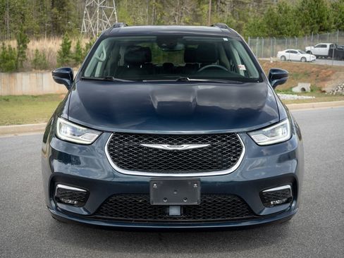 Used 2022 Chrysler Pacifica Touring-L FWD image 2