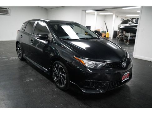 Used 2017 Toyota Corolla iM image 9