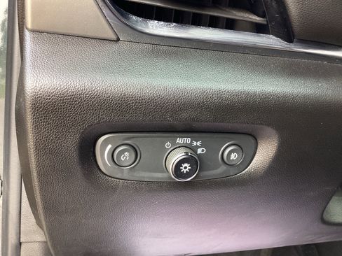 Used 2020 Chevrolet Traverse LT image 18