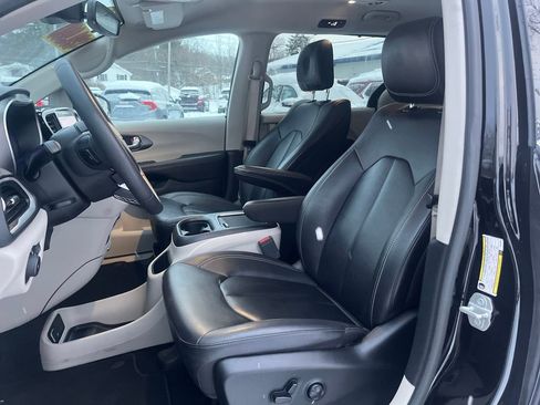 Used 2024 Chrysler Pacifica Touring-L image 14