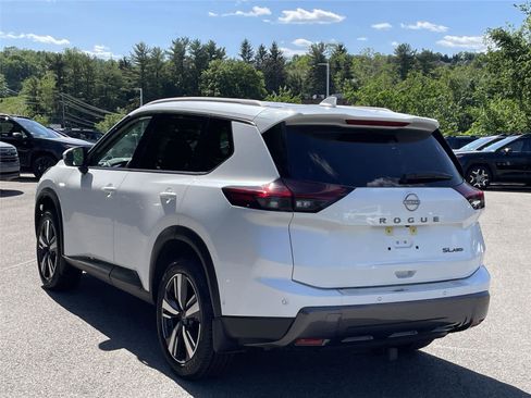 Used 2025 Nissan Rogue SL AWD/4WD image 3