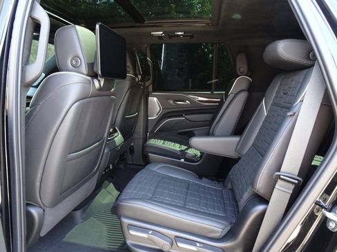 Certified 2024 Cadillac Escalade Sport Platinum w/ LPO, ONYX Package AWD/4WD image 16