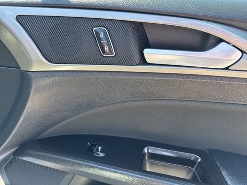 Used 2017 Ford Fusion SE w/ Fusion SE Technology Package image 14