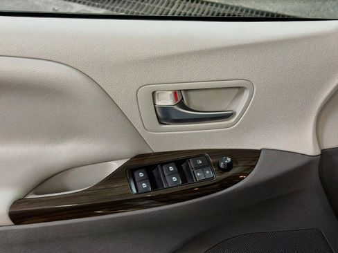 Used 2020 Toyota Sienna XLE AWD/4WD image 19