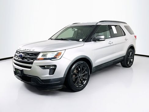 Used 2019 Ford Explorer XLT w/ Equipment Group 202A FWD image 3