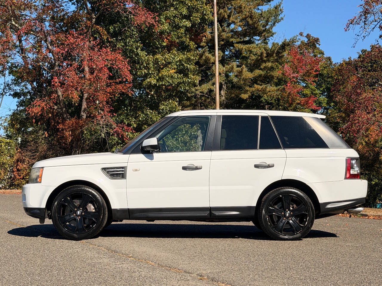 Used 2011 Land Rover Range Rover Sport Supercharged AWD/4WD image 2