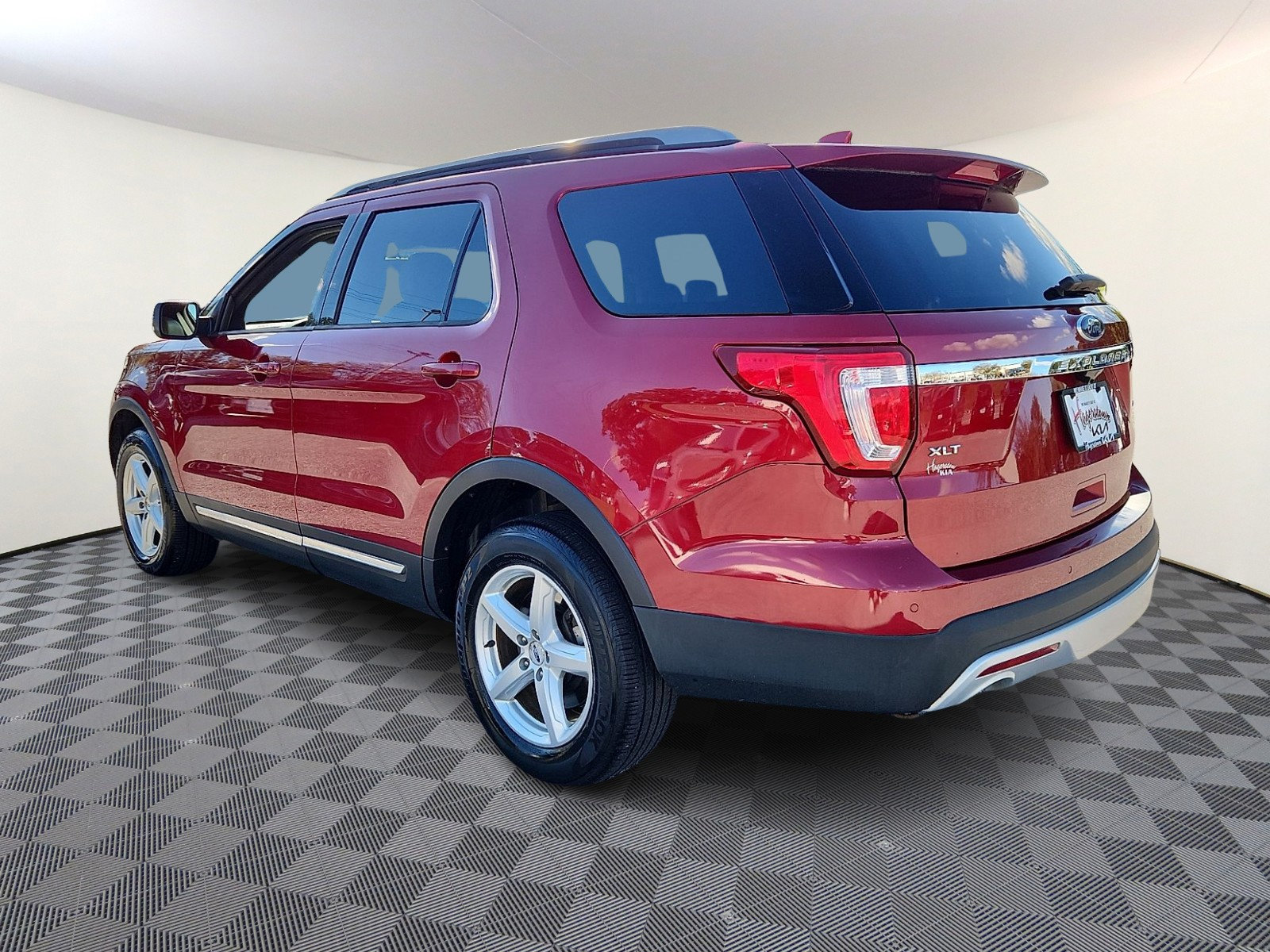 Used 2017 Ford Explorer XLT w/ Equipment Group 202A AWD/4WD image 4