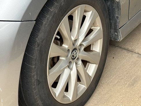 Used 2019 Toyota Camry LE FWD image 3