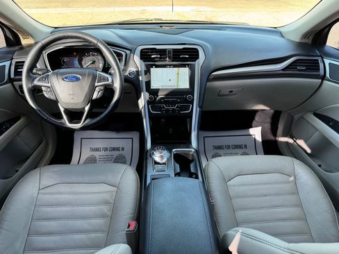 Used 2017 Ford Fusion SE w/ Fusion SE Technology Package image 19