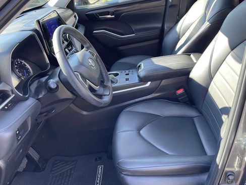 Certified 2024 Toyota Highlander XLE AWD/4WD image 10