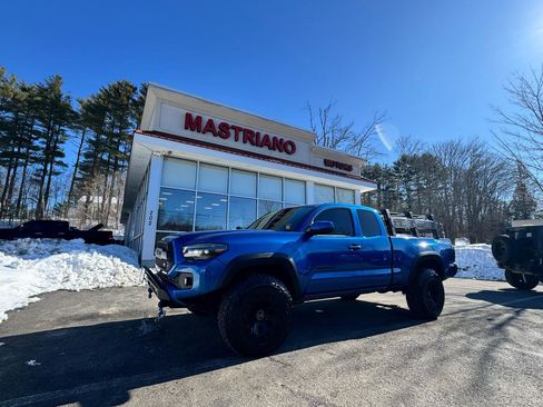Used 2017 Toyota Tacoma TRD Off-Road w/ Tow Package AWD/4WD image 11