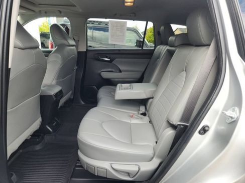 Used 2022 Toyota Highlander XLE AWD/4WD image 16
