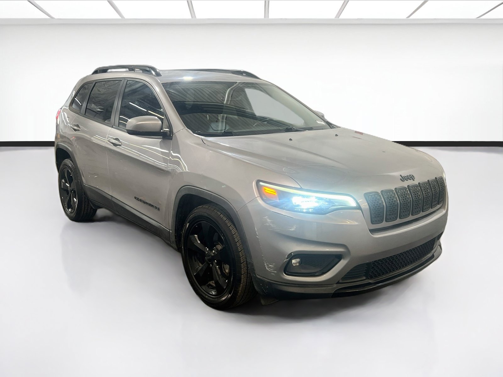 Used 2019 Jeep Cherokee Latitude Plus FWD image 3