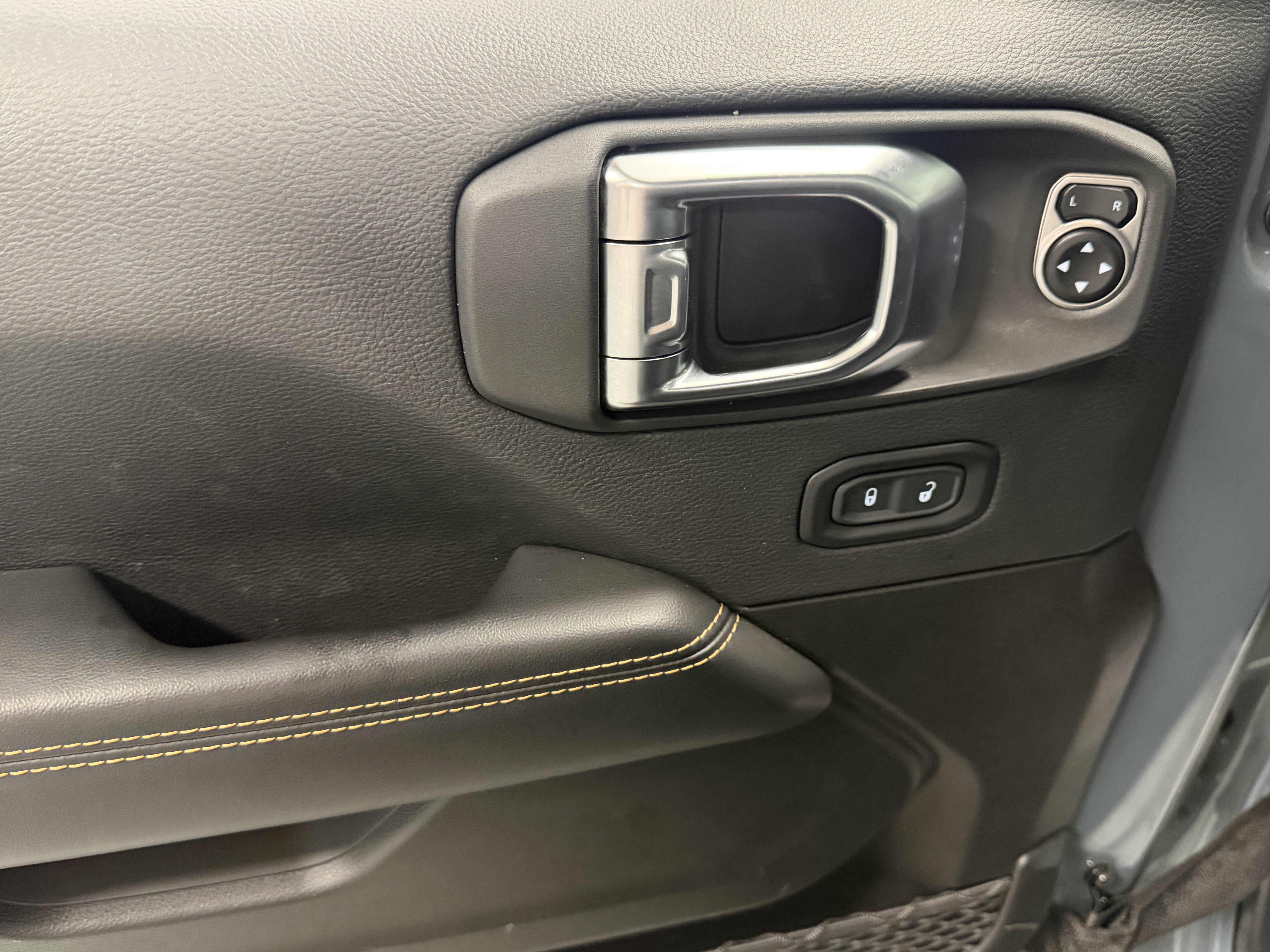 Used 2025 Jeep Wrangler Unlimited Sahara AWD/4WD image 16