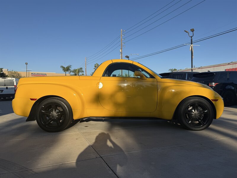 Used 2004 Chevrolet SSR w/ Preferred Equipment Group RWD image 5