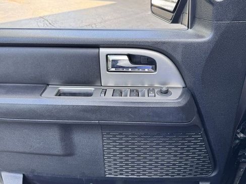 Used 2017 Ford Expedition XLT image 5