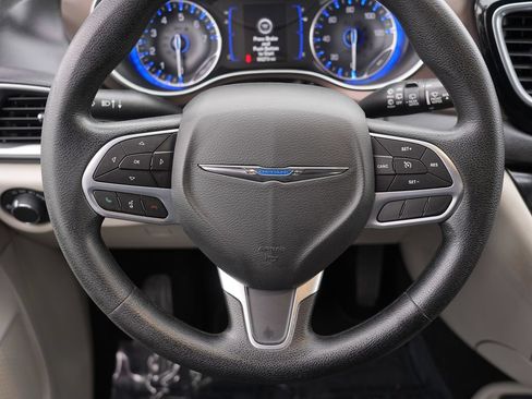 Used 2020 Chrysler Voyager LX FWD image 24