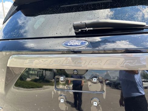 Used 2022 Ford Explorer XLT w/ Equipment Group 202A image 9