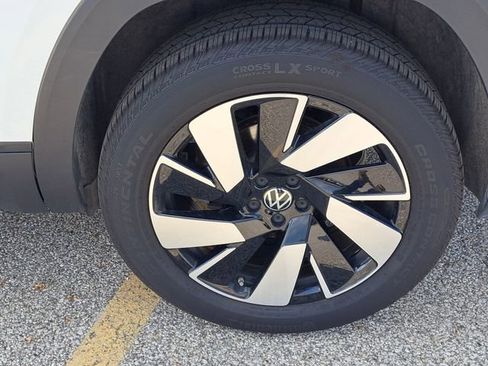 Used 2024 Volkswagen Atlas Cross Sport SE image 29