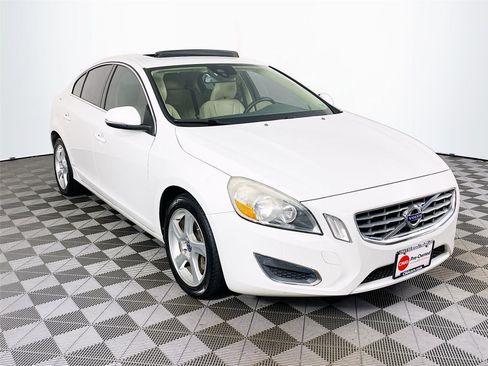 Used 2012 Volvo S60 T5 image 1