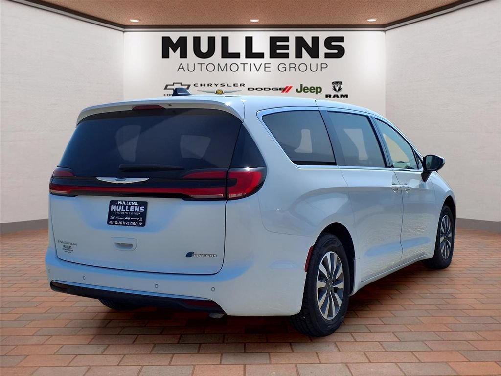 Used 2023 Chrysler Pacifica Touring-L FWD image 5