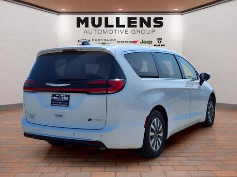 Used 2023 Chrysler Pacifica Touring-L FWD image 5