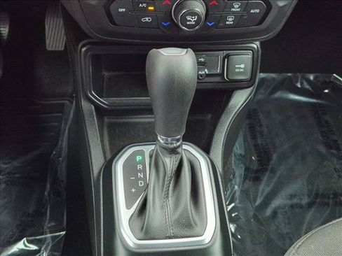 Used 2018 Jeep Renegade Altitude w/ UConnect 8.4 Nav Group FWD image 12