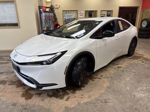 Used 2025 Toyota Prius SE image 3