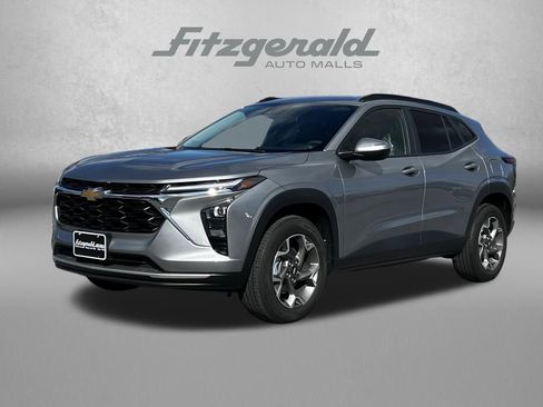 Used 2025 Chevrolet Trax LT image 2