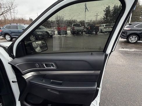 Certified 2018 Ford Explorer XLT FWD image 18