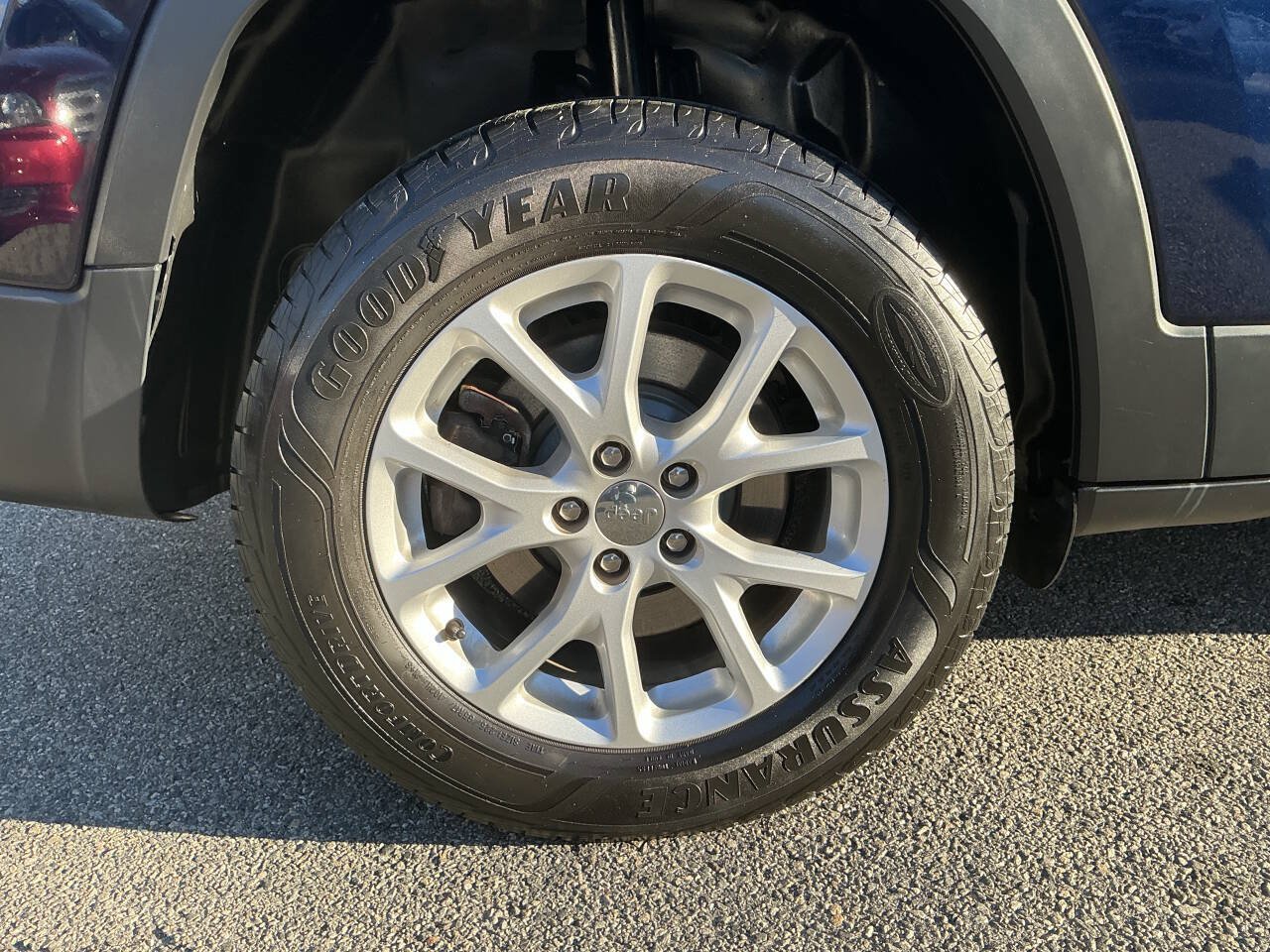 Used 2016 Jeep Cherokee Sport AWD/4WD image 12