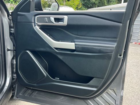 Used 2023 Ford Explorer XLT image 6