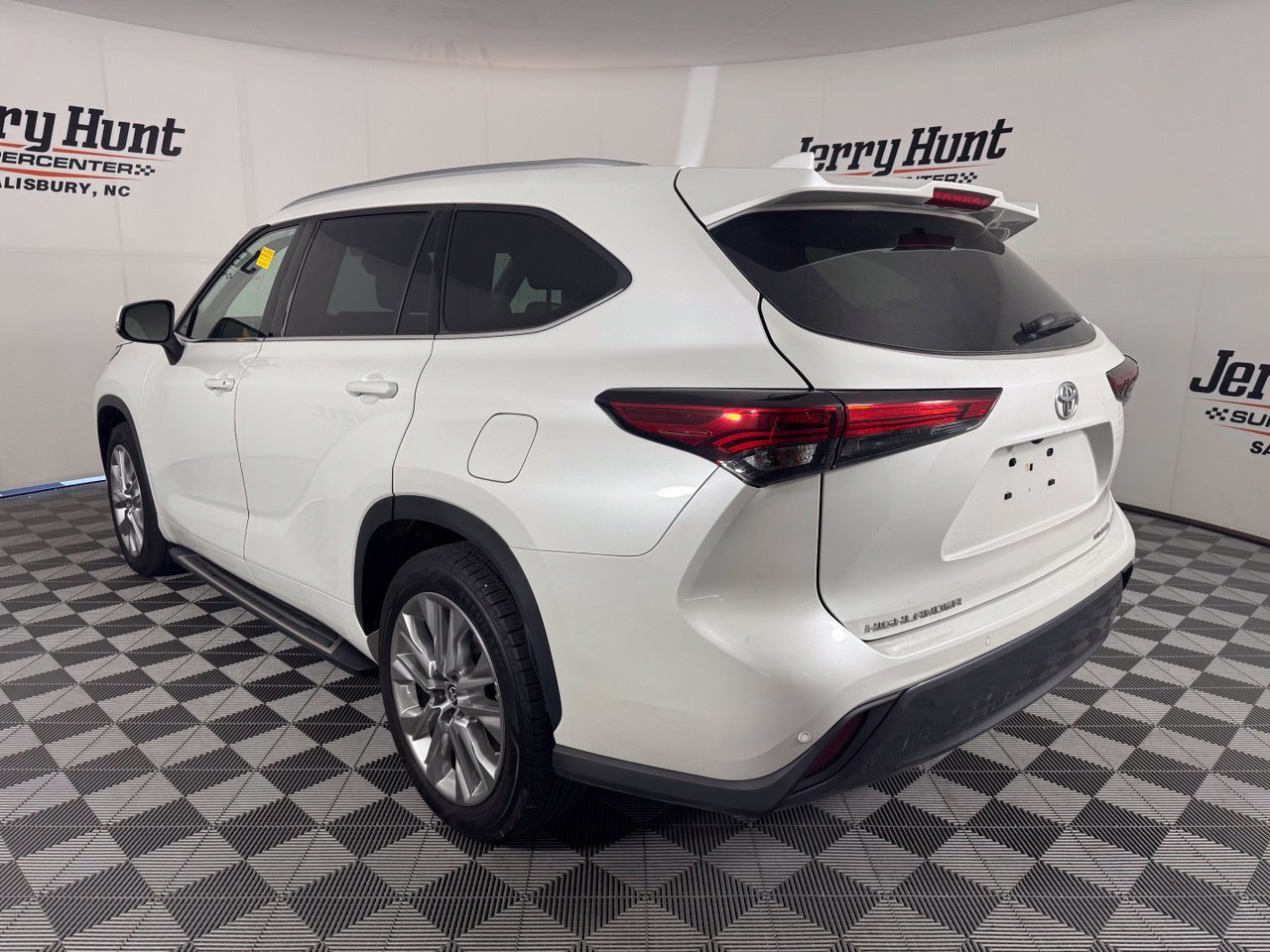 Used 2023 Toyota Highlander Limited FWD image 9