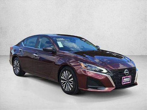 Used 2024 Nissan Altima 2.5 SV image 3