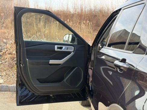 Used 2024 Ford Explorer Limited image 11