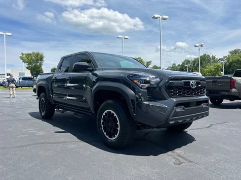 Used 2025 Toyota Tacoma TRD Off-Road AWD/4WD image 4