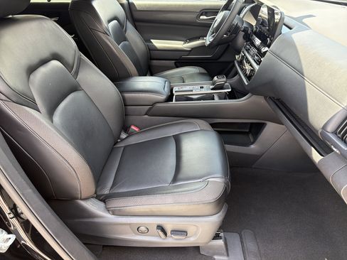 Used 2024 Nissan Pathfinder SL w/ SL Premium Package FWD image 16