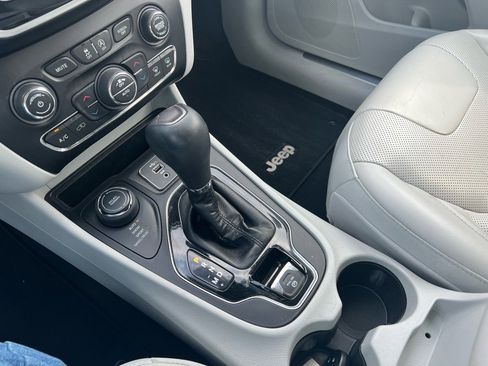 Used 2019 Jeep Cherokee Limited image 15