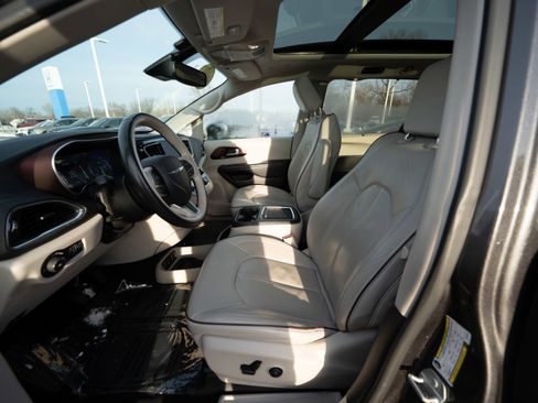 Used 2020 Chrysler Pacifica Limited w/ Advanced Safetytec Group image 9