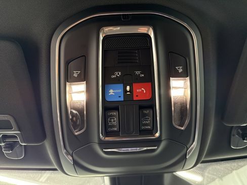 Used 2025 Jeep Grand Cherokee Laredo X image 25